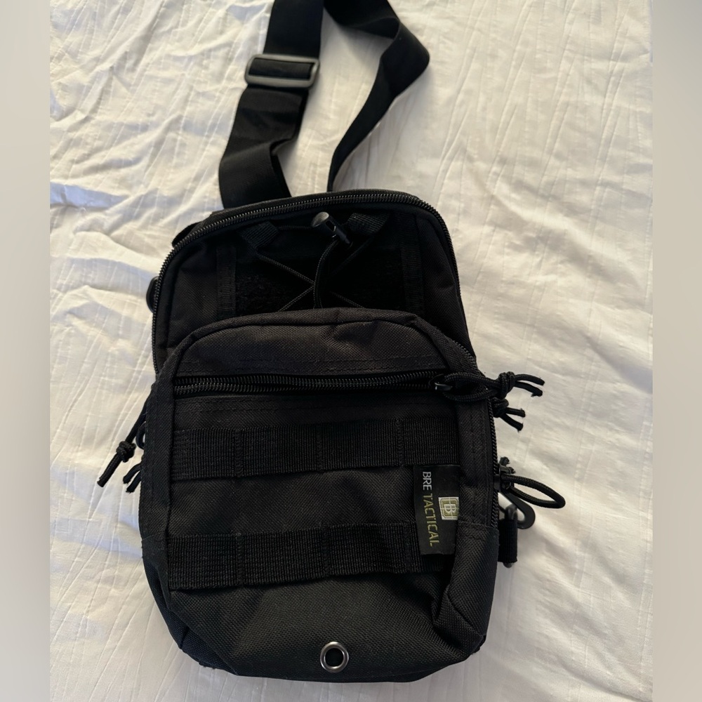 Crossbody bag for sell! Good for traveling!